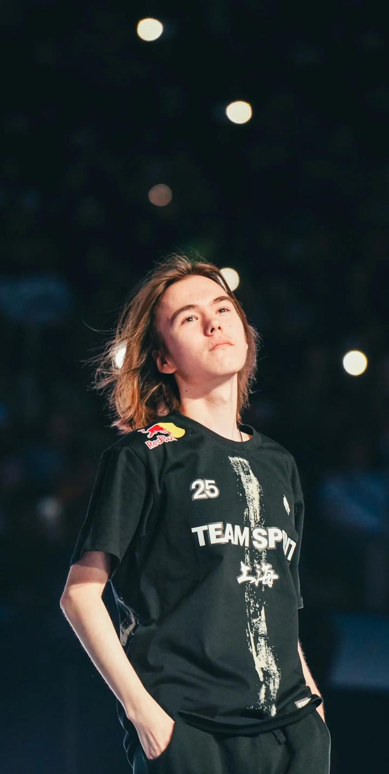 两名中路选手隐身，顶路选手激烈。Poby 进行了关键的操作，击败了 ThunderTalk Gaming ，并赢得了第一场比赛