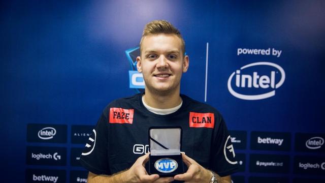 仁川正在赠送礼物，而冰岛正在全力以赴！Creme Yongen在整场比赛中表现出色， Top Esports 在第一场比赛中击败了 Invictus Gaming 。